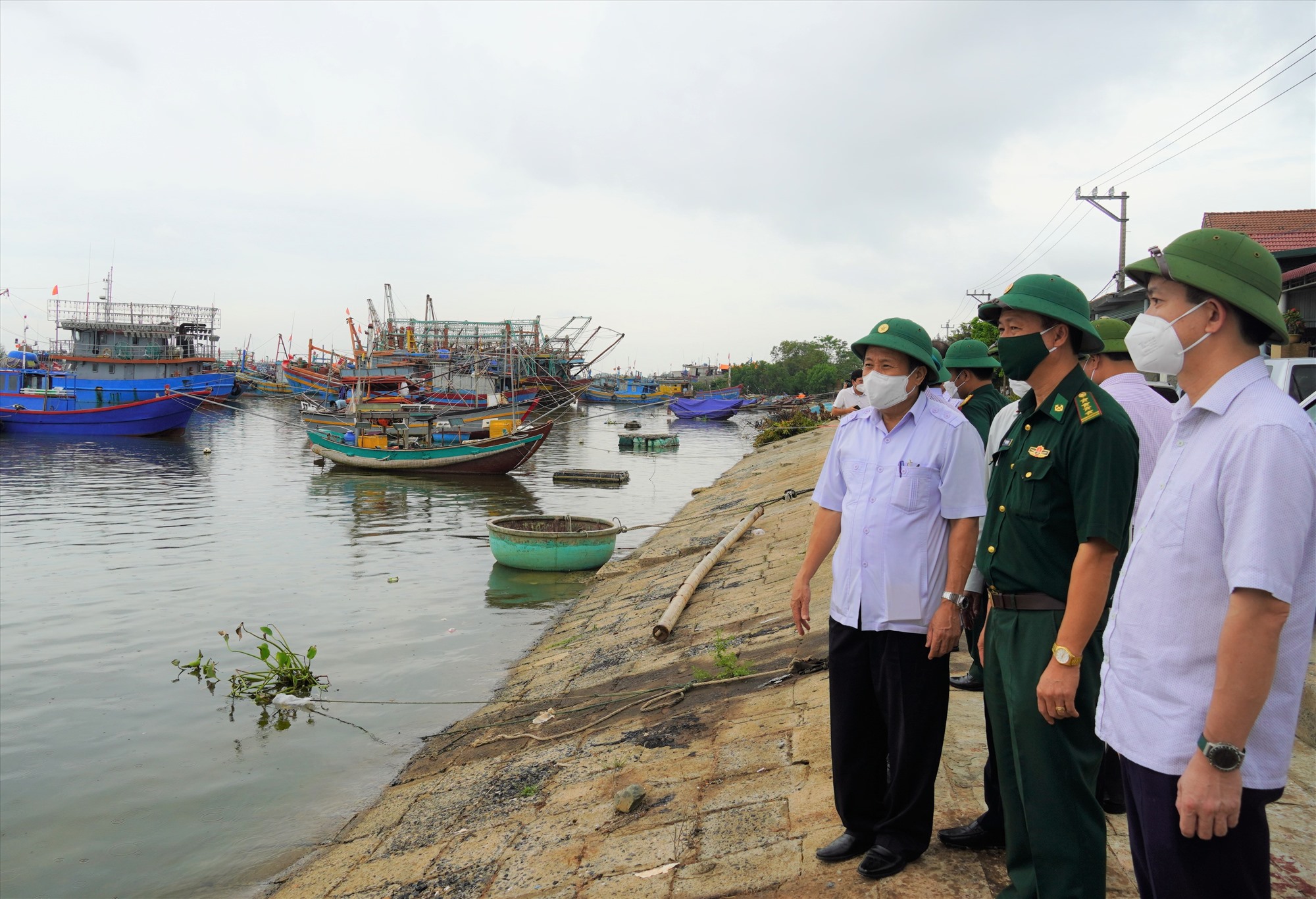 Lãnh đạo tỉnh kiểm tra tình hình kêu gọi tàu thuyền vào bờ tránh trú bão tại Khu neo đậu Nam Cửa Việt - Ảnh: Thanh Trúc