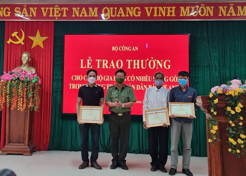 Đại tá Lê Phương Nam, Phó Giám đốc Công an tỉnh trao Bằng khen của Bộ Công an cho các gia đình hiến đất - Ảnh: CAT