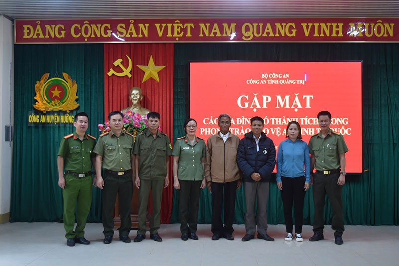 Công an tỉnh gặp mặt các gia đình hiến đất xây dựng trụ sở công an xã tại huyện Hướng Hóa - Ảnh: CAT
