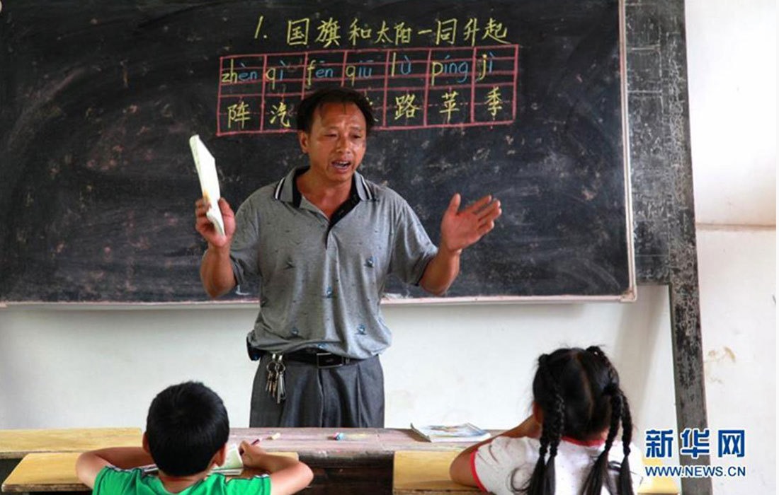 Lu Jiahong - người dạy một lớp học chỉ có 2 học sinh tại một điểm trường ở Khu tự trị Choang Quảng Tây vào năm 2004. Ông Lu từng làm giáo viên tại một trường tiểu học ở trung tâm nhưng khi biết ở điểm trường này thiếu giáo viên, ông đã xin đến và dạy học kể từ năm 1982.