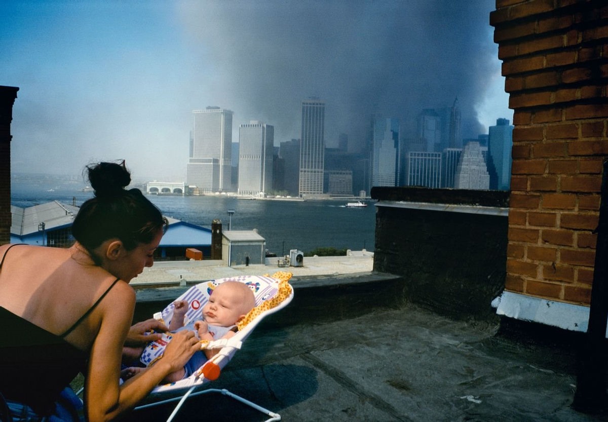Jenna Piccirillo và con trai 3 tháng tuổi, Vaughan, đang ở trên sân thượng của một tòa nhà khi Tòa tháp đôi sụp đổ. Ảnh: Magnum