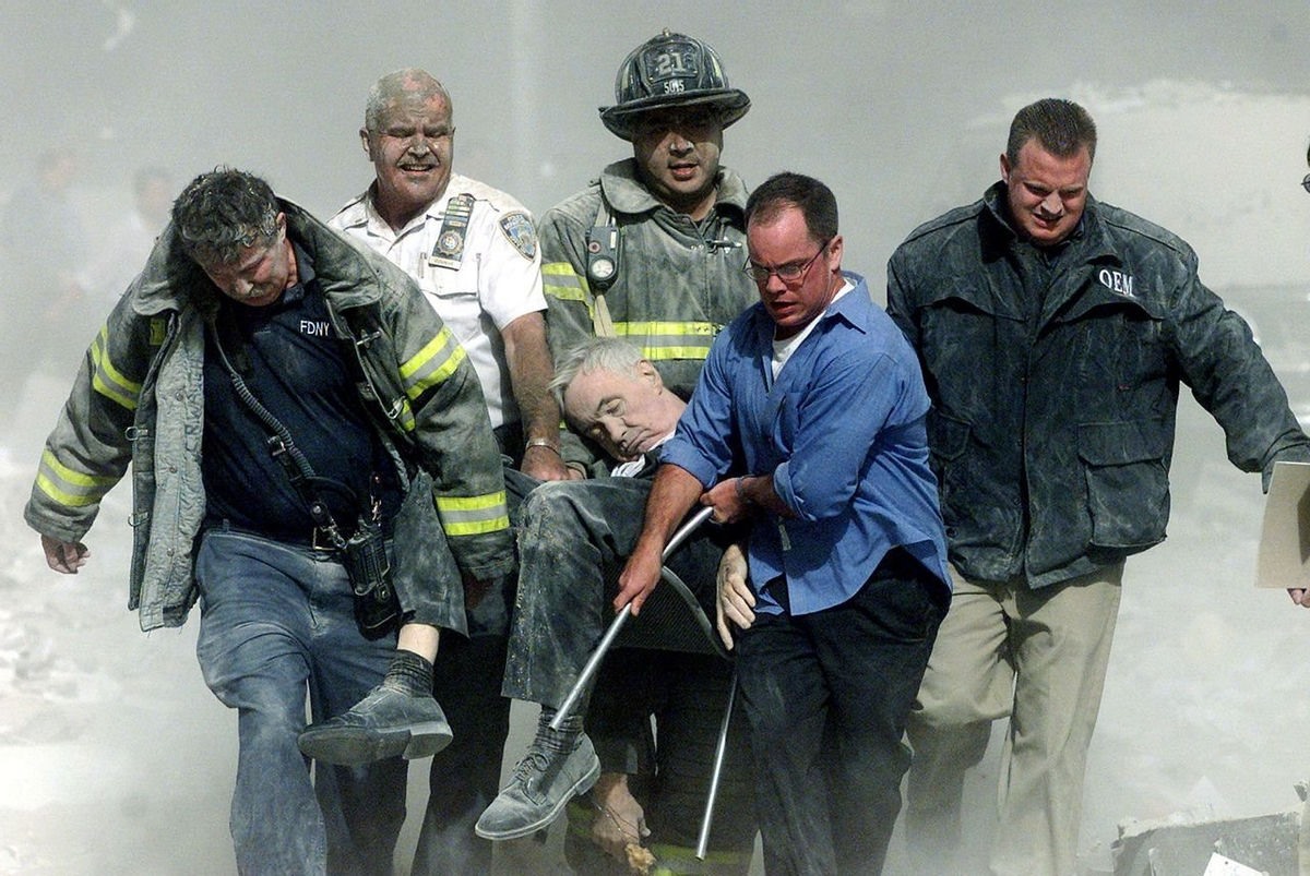 Cha Mychal Judge, một tuyên úy lâu năm của Sở Cứu hỏa New York, là một trong những người đầu tiên được xác định thương vong trong vụ tấn công Trung tâm Thương mại Thế giới. Ảnh: Shannon Stapleton/Reuters