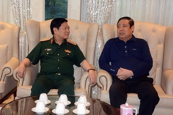 Đại tướng Ngô Xuân Lịch trò chuyện thân mật với Đại tướng Phùng Quang Thanh năm 2019. (Nguồn: qdnd.vn)