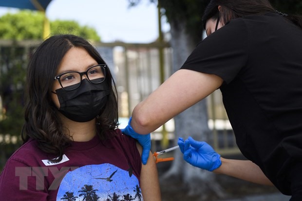 Tiêm vaccine ngừa COVID-19 cho học sinh tại Los Angeles, California, Mỹ. (Ảnh: AFP/TTXVN)
