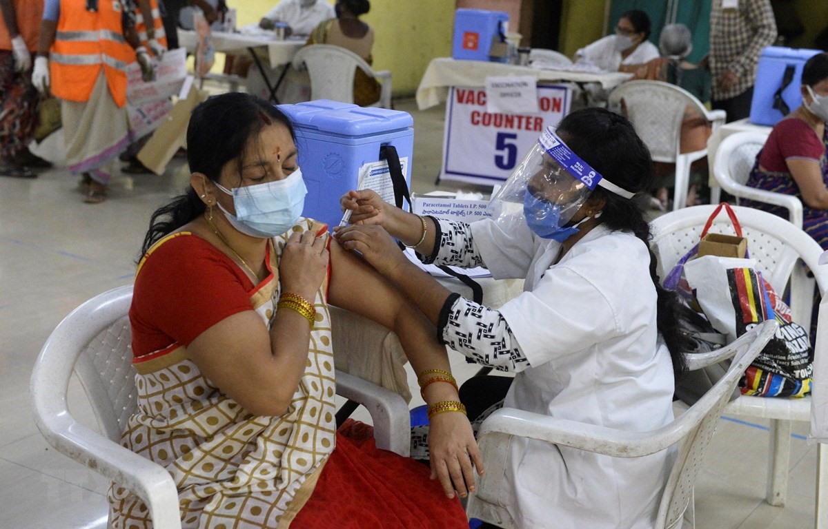 Nhân viên y tế tiêm vaccine ngừa COVID-19 cho người dân tại Hyderabad, Ấn Độ. (Ảnh: AFP/TTXVN)