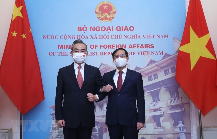 Bộ trưởng Ngoại giao Bùi Thanh Sơn và Bộ trưởng Ngoại giao Trung Quốc Vương Nghị tại lễ đón. (Ảnh: Lâm Khánh/TTXVN)