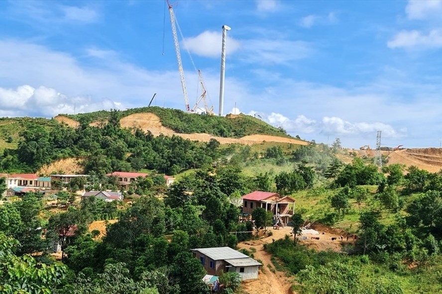 Nhiều hộ dân ở xã Húc ở gần các dự án điện gió đang thi công ở phía trên cao. Ảnh: TB.