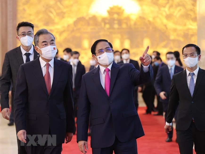 Thủ tướng Phạm Minh Chính và Bộ trưởng Ngoại giao Trung Quốc Vương Nghị. (Ảnh: Dương Giang/TTXVN)