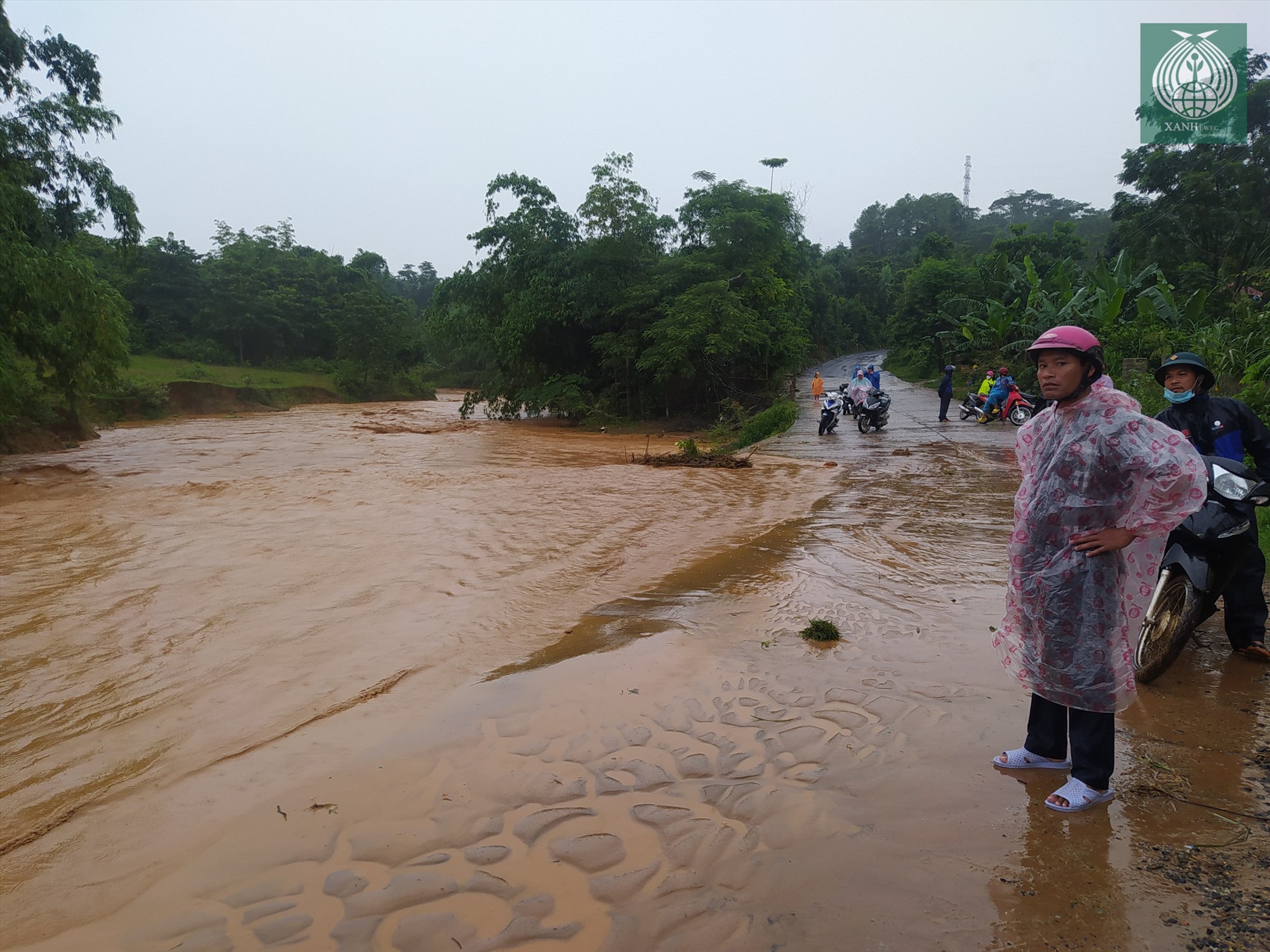Nước lũ dâng cao, chảy xiết tại cầu tràn ở thôn Ván Ri (Húc)