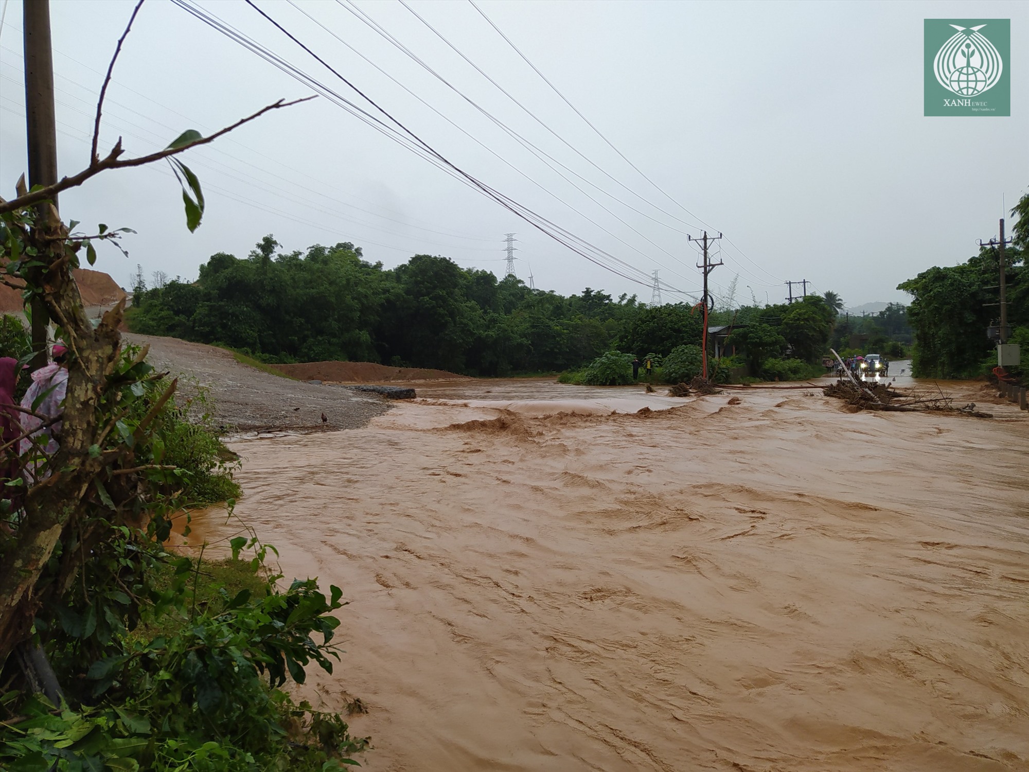 Nước lũ dâng cao, chảy xiết tại cầu tràn ở thôn Ván Ri (Húc)