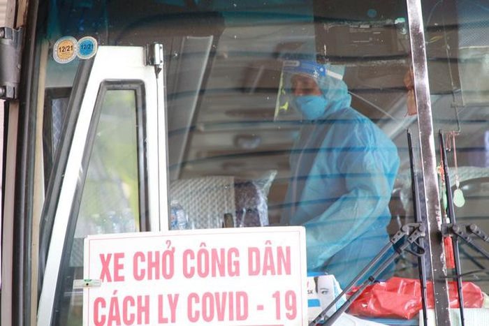 Sau khi nhập cảnh, hành khách được di chuyển về khách sạn Vinpearl Resort & Spa Hạ Long (Quảng Ninh) để thực hiện cách ly y tế tập trung. Ảnh: CTV