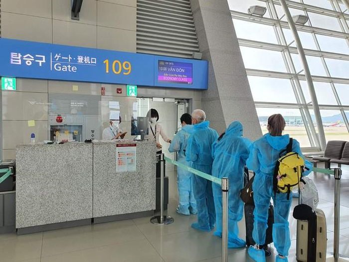 Hành khách di chuyển lên máy bay tại sân bay quốc tế Incheon (Seoul, Hàn Quốc). Ảnh: CTV