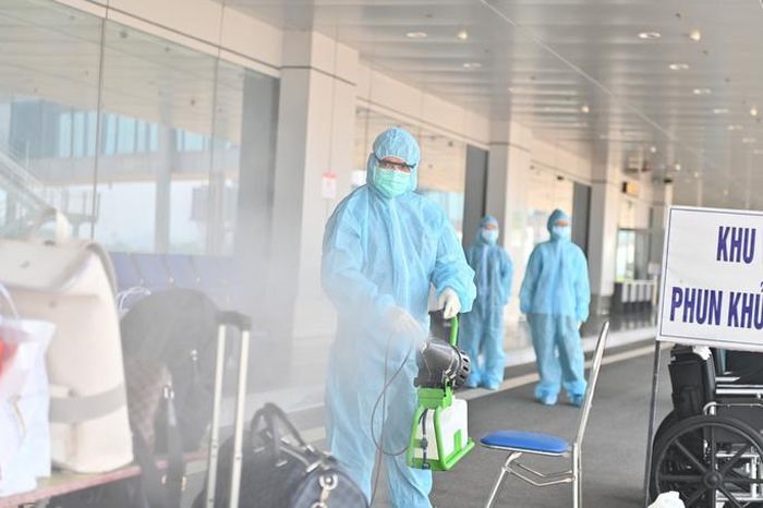 Phun khử khuẩn hành lý của hành khách. Dù hành khách trên các chuyến bay này là đối tượng có nguy cơ lây nhiễm thấp, nhưng sân bay Vân Đồn vẫn thực hiện phục vụ theo quy trình chặt chẽ giống như các chuyến giải cứu. Ảnh: CTV