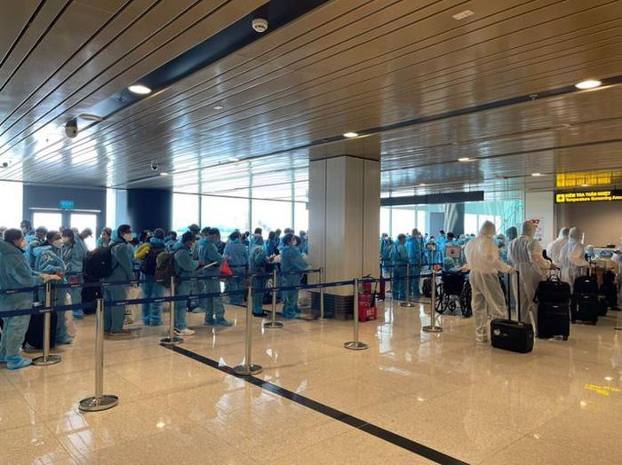 345 hành khách hôm nay tham gia thí điểm chương trình cách ly 7 ngày của Bộ Y tế đối với người từ nước ngoài nhập cảnh vào Việt Nam. Ảnh: Hành khách xếp hàng làm thủ tục nhập cảnh, bảo đảm giãn cách. Ảnh: CTV