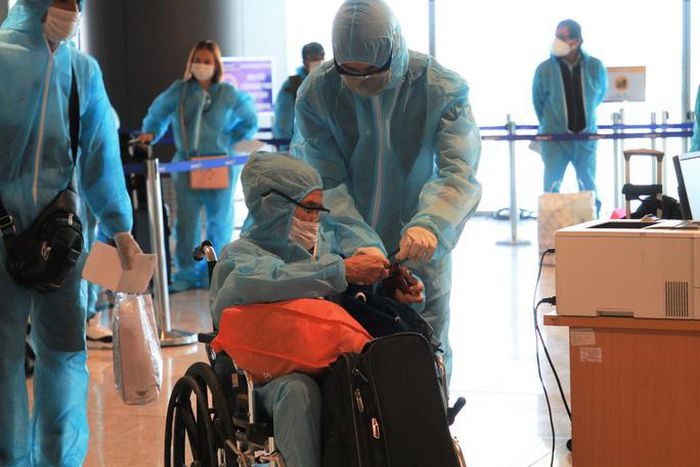 Để đảm bảo sức khỏe cho hành khách, sân bay Vân Đồn đã chủ động chia hành khách thành các nhóm phục vụ: người già, người khuyết tật, phụ nữ có thai, trẻ em (dưới 12 tuổi) cùng người đi kèm và nhóm hành khách còn lại. Ảnh: CTV