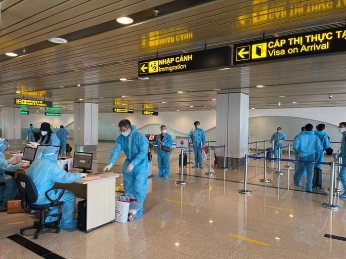Hành khách làm thủ tục nhập cảnh tại sân bay Vân Đồn