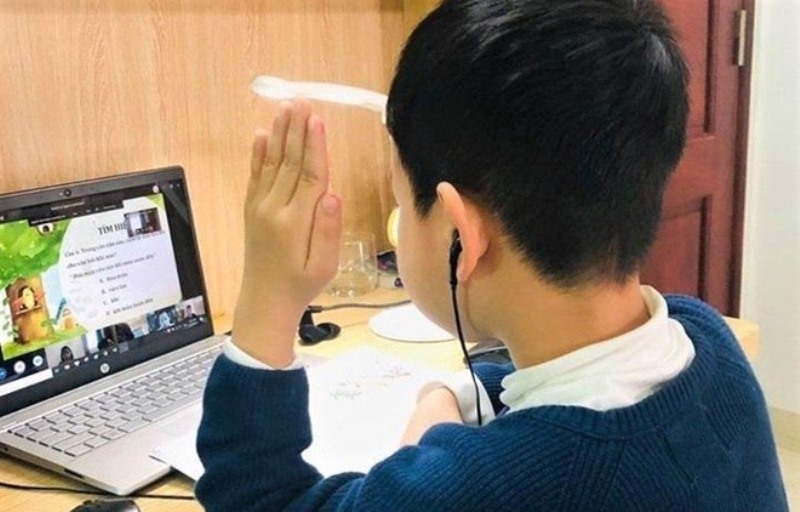 Học sinh tiểu học đang học trực tuyến- Ảnh: P.V