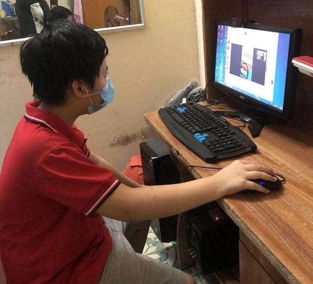 Học sinh quận Ba Đình, Hà Nội được trao tặng máy tính. (Ảnh: TTXVN)