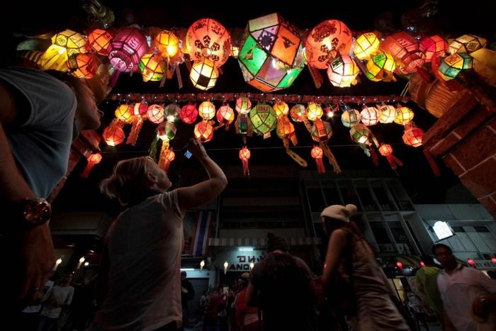 Du khách tham quan lễ hội đèn lồng nổi tiếng của Chiang Mai (Thái Lan) trước Covid-19. Nguồn: Bangkok Post