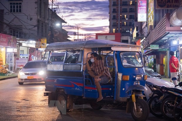 Tài xế xe Tuk-Tuk đeo khẩu trang phòng dịch COVID-19 tại Vientiane, Lào. (Ảnh: THX/TTXVN)