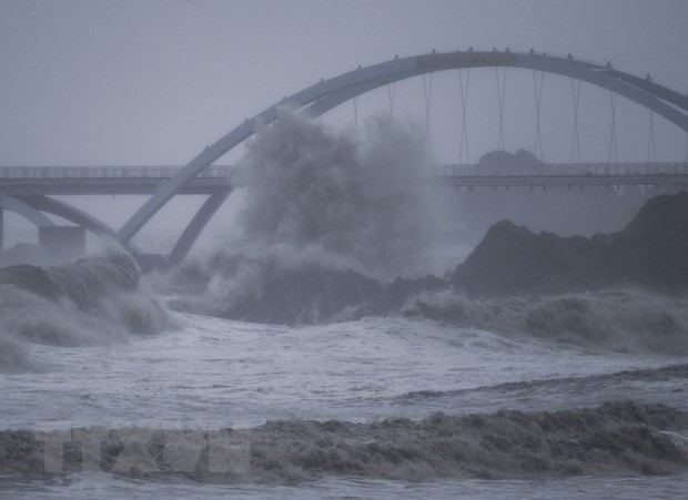 Sóng lớn ở khu vực đảo Zhoushan, tỉnh Chiết Giang khi bão Chanthu chuẩn bị đổ bộ, ngày 13/9/2021. (Ảnh: THX/TTXVN)