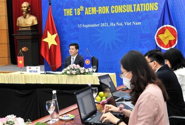 Bộ trưởng Bộ Công Thương Nguyễn Hồng Diên chủ trì điểm cầu Hà Nội tại Hội nghị tham vấn cấp Bộ trưởng Kinh tế ASEAN-Trung Quốc lần thứ 20. (Ảnh: Trần Việt /TTXVN)