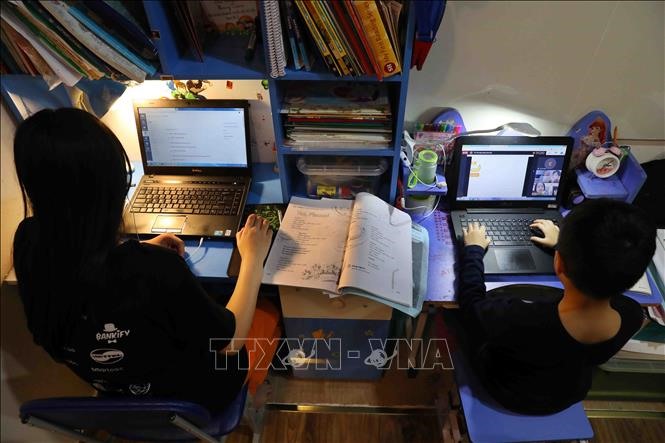 Học sinh trường Tiểu học Vinshool (Hà Nội) học trực tuyến tại nhà với “hành trang” là laptop. Ảnh: Thanh Tùng/TTXVN