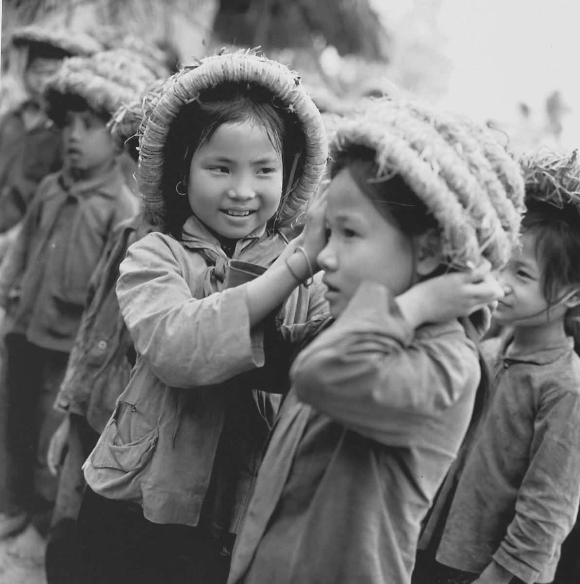 Trong hành trang đến trường của trẻ em Việt Nam giai đoạn chống chiến tranh phá hoại miền Bắc,  bên cạnh sách vở luôn là những chiếc mũ rơm. Ảnh: TL