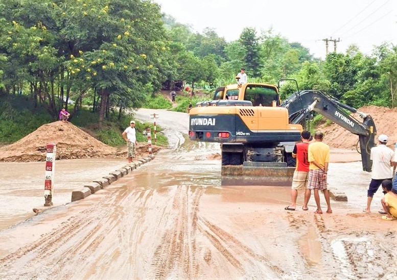 Kịp thời khơi thông dòng chảy cầu tràn Ba Lòng trên đường ĐT.588A vào xã Ba Lòng, huyện Đakrông do ảnh hưởng của bão số 5 - Ảnh: T.N