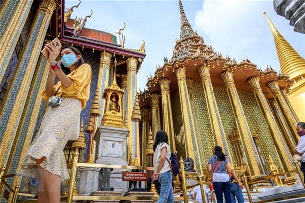 Du khách thăm Cung điện Hoàng gia ở Bangkok, Thái Lan. (Ảnh: AFP/TTXVN)