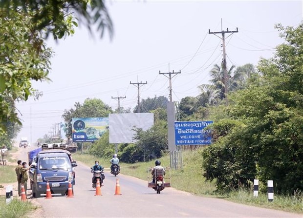Công an lập chốt tại các xã, phường tiếp giáp của thủ đô Vientiane với các tỉnh lân cận. (Ảnh: Phạm Kiên/TTXVN)