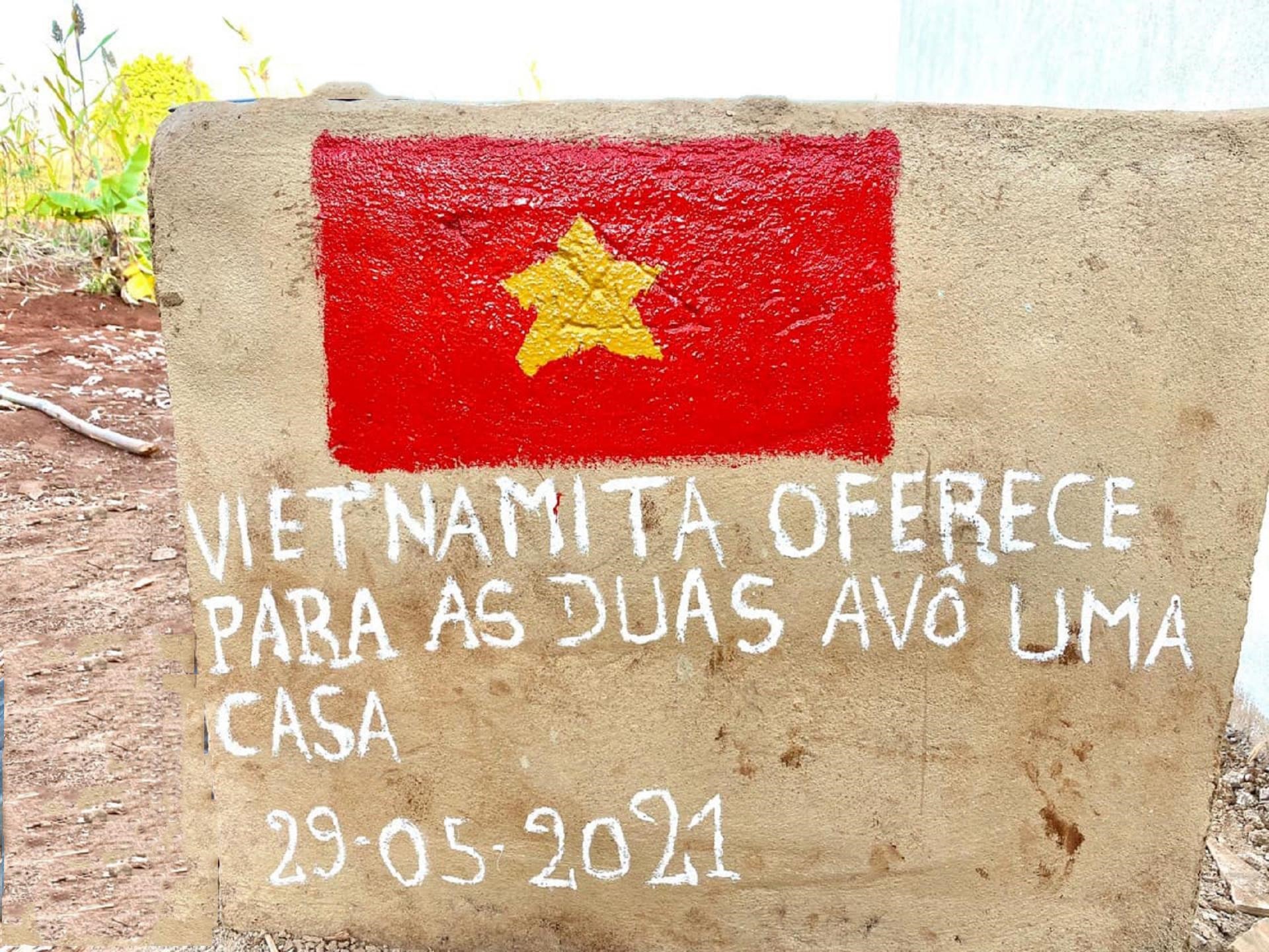 Hình ảnh lá cờ Việt Nam hiện diện những nơi mà Linh chia sẻ, cống hiến