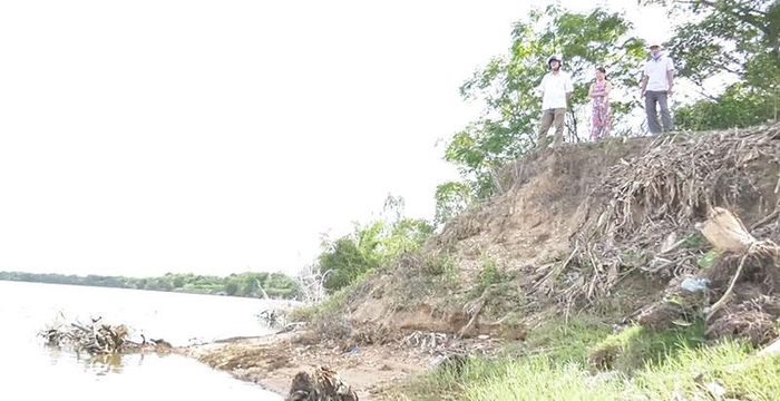Tình trạng sạt lở bờ sông nghiêm trọng gây mất đất sản xuất và nhà cửa của người dân. Ảnh tư liệu: T.C.L/baoquangtri.vn