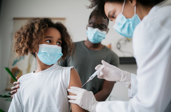 Chỉ có hai loại vaccine hiện được khuyên dùng cho trẻ em từ 12-15 tuổi: Pfizer và Moderna. Ảnh: Getty Images