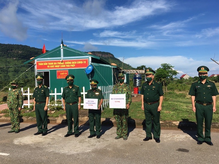 Thiếu tướng Lê Quang Đạo và đoàn công tác thăm, tặng quà chốt phòng, chống dịch Covid-19 số 38 của Đồn Biên phòng cửa khẩu quốc tế Lao Bảo. Ảnh: Mạnh Hùng