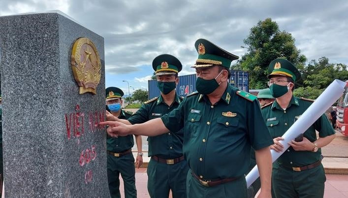 Thiếu tướng Lê Quang Đạo, Phó Tư lệnh, Tham mưu trưởng BĐBP kiểm tra mốc 605. Ảnh: Mạnh Hùng