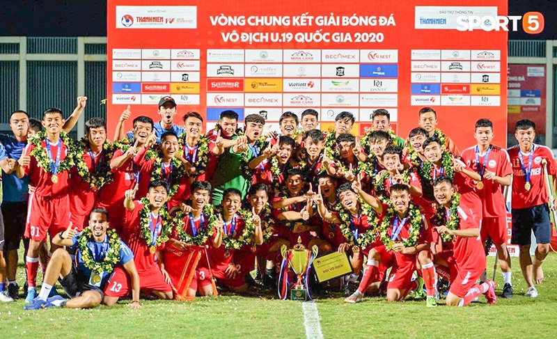 Đào Văn Chưởng cùng đồng đội PVF đoạt Cup Vô địch Giải bóng đá U19 quốc gia 2020 -Ảnh: MINH ĐỨC