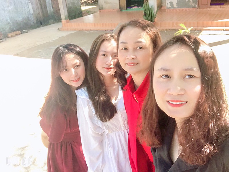 Ba chị em theo thứ tự từ phải sang: Linh (thứ nhất), Trang (thứ 3), Tuyền (thứ 4) và mẹ trong lần gặp mặt cách đây hơn 8 tháng ở quê nhà - Ảnh: NVCC