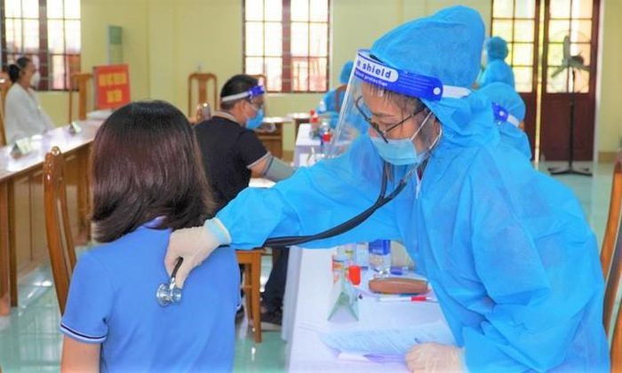 Các nhân viên y tế khám sức khỏe để tiêm vắc-xin trên địa bàn Quảng Bình
