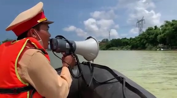 Lực lượng công an huyện Cam Lộ tăng cường tuần tra trên tuyến đường thủy thuộc sông Hiếu - Ảnh: CACL