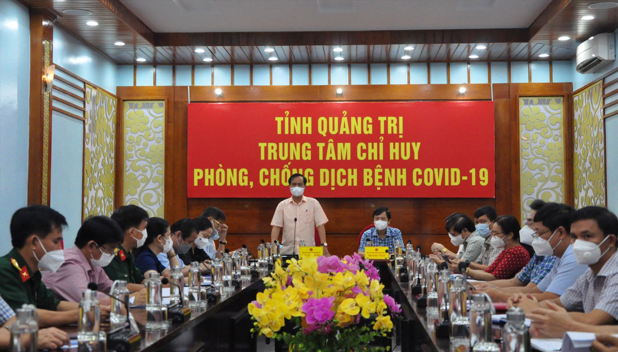 Chủ tịch UBND tỉnh Võ Văn Hưng phát biểu tại cuộc họp – Ảnh: Q.H