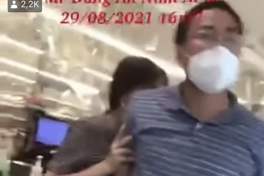 Ông Hồ Hữu Nhân xưng 'Ban chỉ đạo chống dịch' đang la lối ở siêu thị ngày 29.8. Ảnh chụp màn hình.