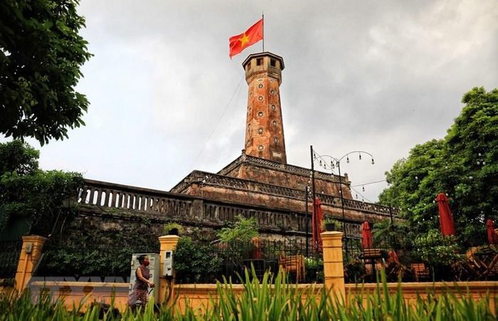 Cờ đỏ sao vàng tung bay trên đỉnh Cột cờ Hà Nội chào mừng 76 năm Quốc khánh 2/9. (Ảnh: Thành Đạt/TTXVN)
