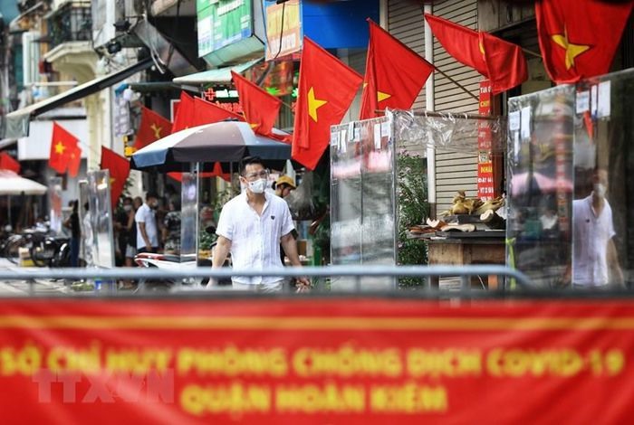 Tại khu vực chợ Hàng Da, quận Hoàn Kiếm, người dân đã treo cờ Tổ quốc từ sáng sớm 30/8. (Ảnh: Thành Đạt/TTXVN)