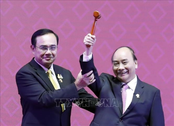 Thủ tướng Nguyễn Xuân Phúc nhận búa Chủ tịch từ Thủ tướng Thái Lan Prayuth Chan-o-cha tại Lễ bế mạc Hội nghị Cấp cao ASEAN lần thứ 35 và tiếp nhận vai trò Chủ tịch ASEAN của Việt Nam năm 2020. Ảnh: Thống Nhất/TTXVN