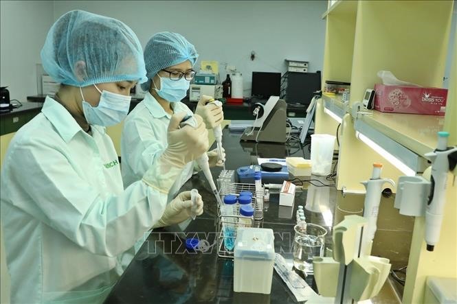 Lĩnh vực y tế của Việt Nam phát triển mạnh mẽ, đạt nhiều thành tựu. Trong ảnh: Nhân viên Công ty TNHH Một thành viên Vaccine và Sinh phẩm số 1 (VABIOTECH) thử nghiệm định lượng Protein trong vaccine ngừa COVID-19. Ảnh: Minh Quyết/TTXVN
