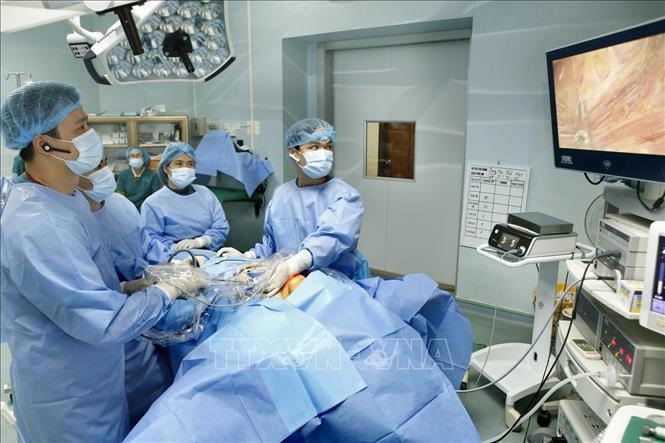 Bệnh viện Nội tiết Trung ương (Bộ Y tế) triển khai thành công kỹ thuật phẫu thuật “Nội soi tuyến giáp một lỗ” - 1 trong 10 thành tựu Khoa học và Công nghệ xuất sắc nhất của Việt Nam năm 2018. Ảnh: Dương Ngọc/TTXVN