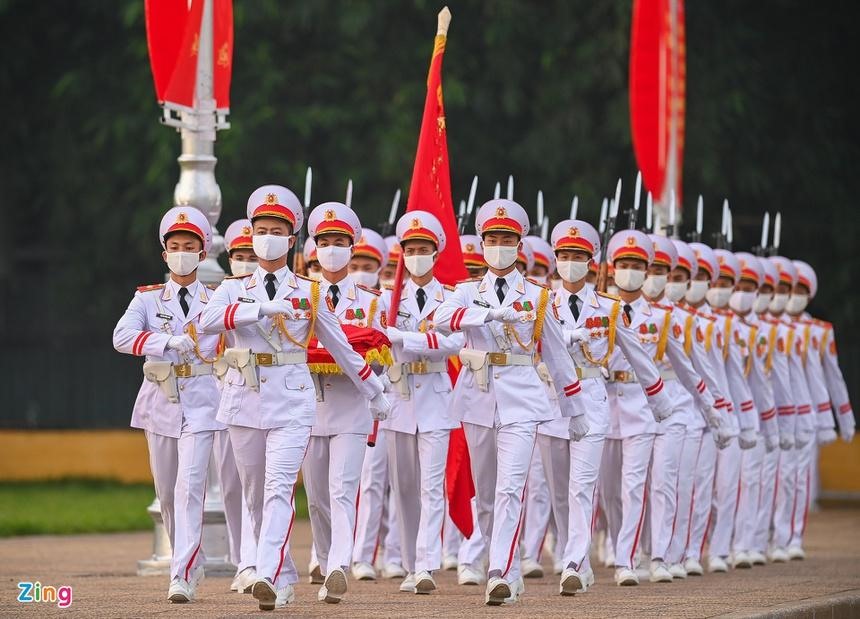 Đội hình thực hiện lễ thượng cờ gồm 37 đồng chí. Dẫn đầu là Quân kỳ quyết thắng, sau đó là 34 đồng chí tiêu binh tượng trưng cho 34 chiến sĩ đầu tiên của Đội Việt Nam tuyên truyền giải phóng quân, tiền thân của Quân đội Nhân dân Việt Nam.