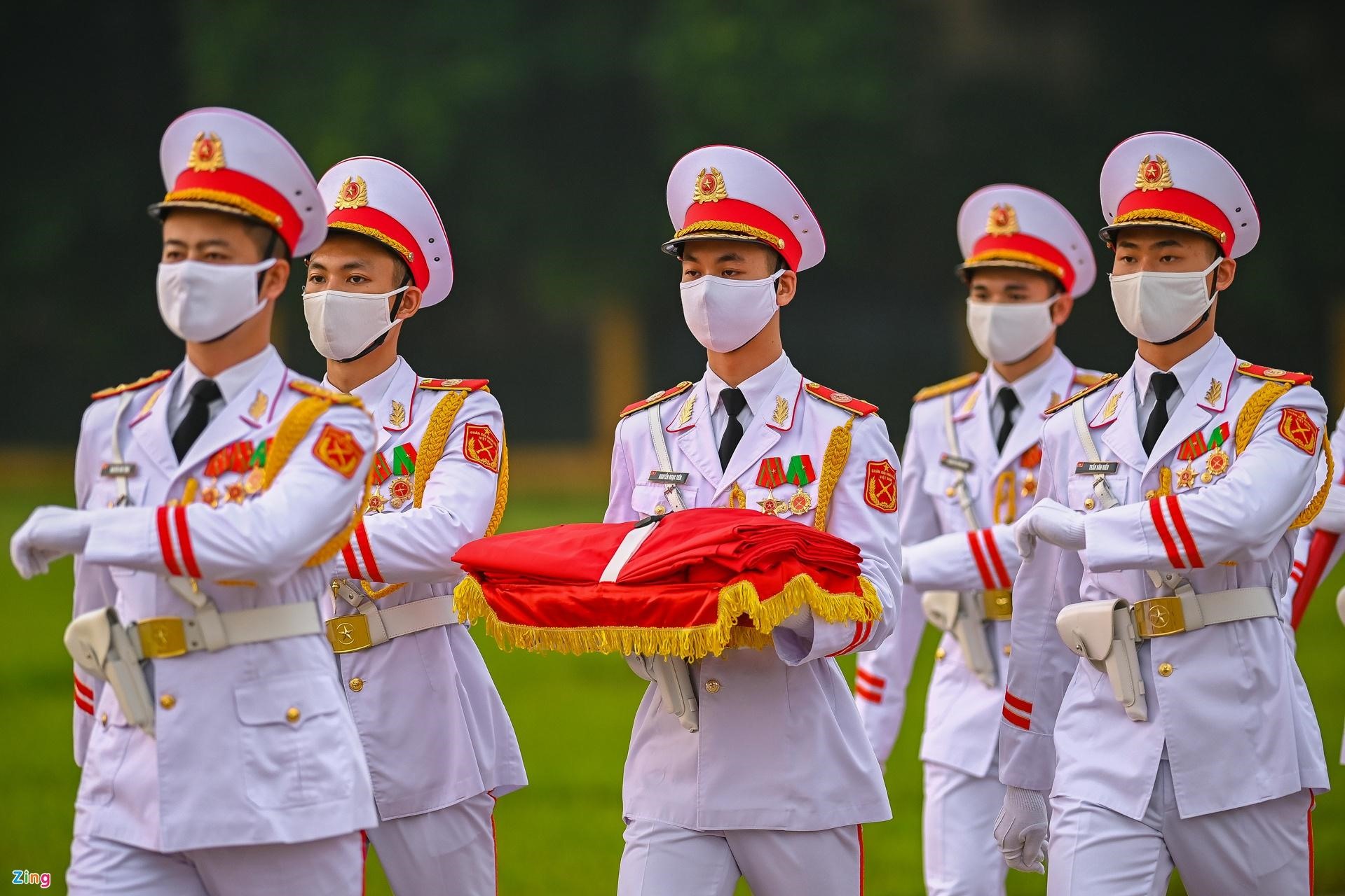 Ý tưởng thực hiện nghi lễ trên quảng trường được Chính phủ phê duyệt vào 19/5/2001 nhân dịp dịp kỷ niệm 111 năm Ngày sinh Chủ tịch Hồ Chí Minh. 2021 là năm thứ 20 nghi lễ này được thực hiện.