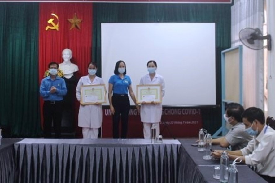 Trao Bằng khen của Ban Chấp hành Công đoàn Y tế Việt Nam với cá nhân xuất sắc điển hình trong phòng chống COVID-19 của Trung tâm Kiểm soát bệnh tật tỉnh Quảng Trị. Ảnh: Bội Nhiên